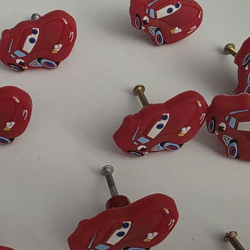 McQueen knobs set of 9, like new, red color