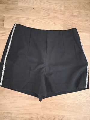 Zara shorts like new, size M, black