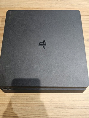 PlayStation 4 (PS4) Slim μεταχειρισμένο, 1TB, κολλάει ο μηχανισμός CD