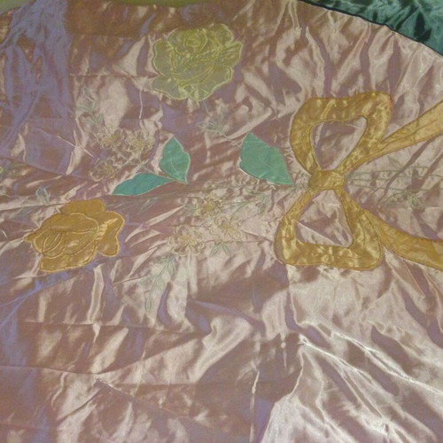 Vintage 90s bridal quilt set like new, satin with ruffles and 2 pillowcases