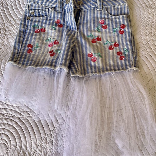 Girls' outfit like new, dress and shorts with tulle