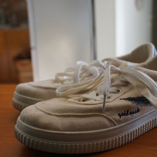 Men's athletic shoes used, size 40, white with tear