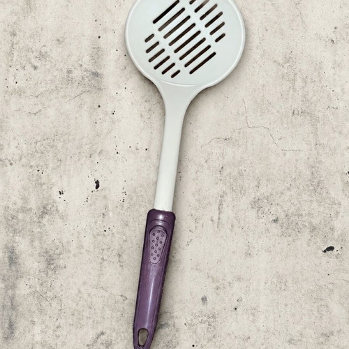Slotted kitchen ladle with ergonomic handle