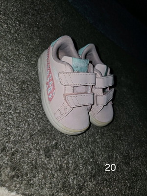 Παιδικά snickers Puma μεταχειρισμένα No20