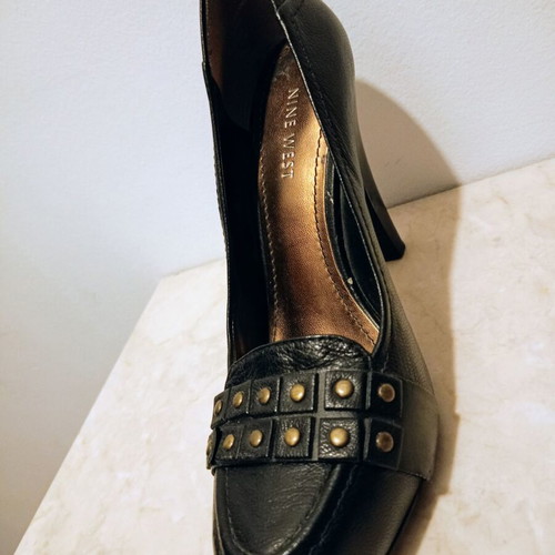 Nine West leather black pumps with gold details used
