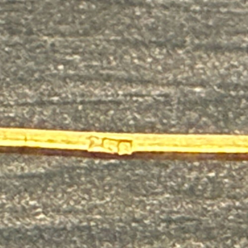 Gold pin 18k with diamond like new