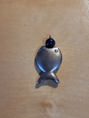 Fish pendant necklace silver, like new, 2.5 cm