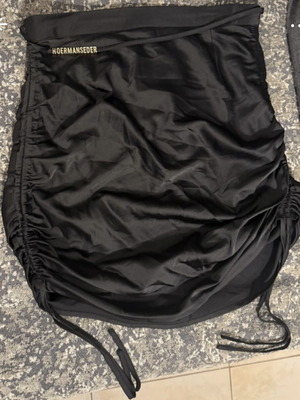 Satin skirt with side ruching like new, size L, black
