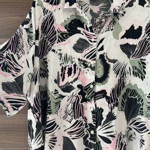 Monki short-sleeve shirt with 80s designs like new, viscose fabric