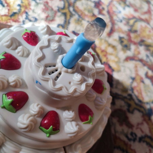 Toy cake used with music and light effects