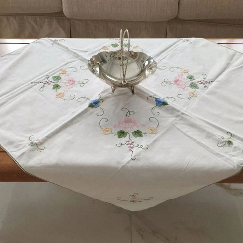 Vintage handmade embroidery set, like new, pack of 2