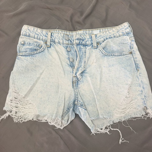 H&M Divided 90’s Boyfriend Denim Shorts like new, size S, light wash