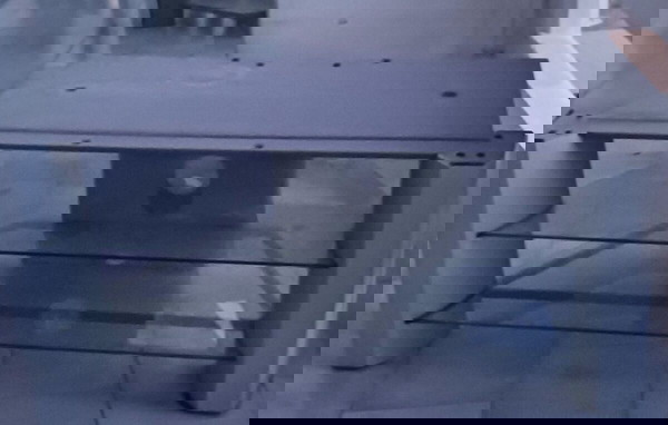Μεταλλικό τραπέζι τηλεόρασης ή ηχοσυστημάτων
