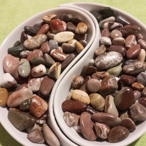 Handmade Varnished Sea Stones pack of 150, like new