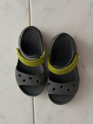 Παιδικά σανδάλια Crocs Crocband μέγεθος 23-24 μεταχειρισμένα, γκρι