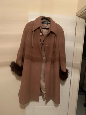 Cashmere coat new with removable fur on sleeves