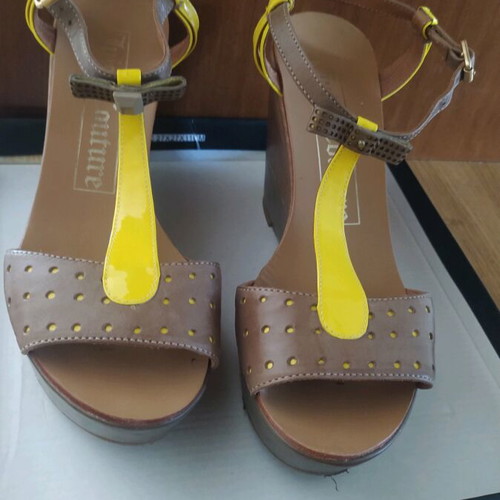 Juicy Couture leather women's sandal No40 like new, brown with yellow