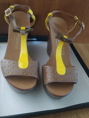 Juicy Couture leather women's sandal No40 like new, brown with yellow