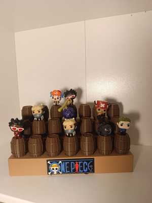 One Piece x Kinder Joy 3D принтирана стойка с бъчви