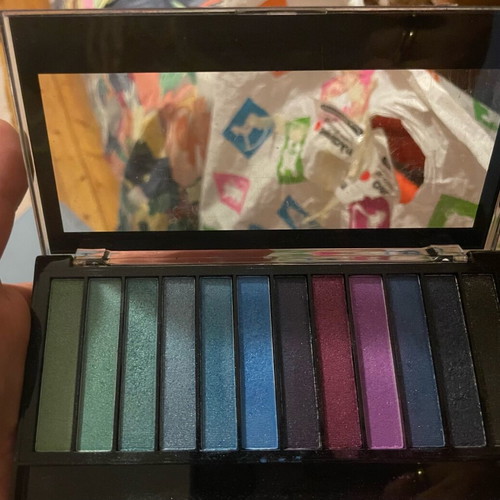 Makeup Revolution eyeshadow palette like new