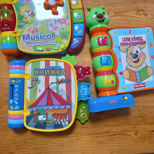 Children's play tent like new with musical and educational books