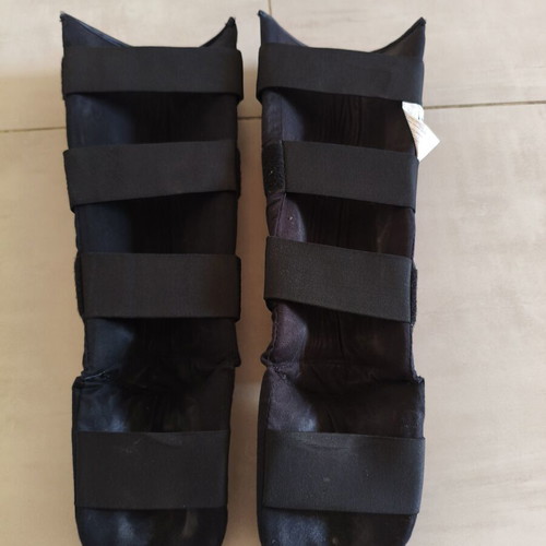 Leone PT132 Basic Adult Shin Guards like new, cotton, velcro