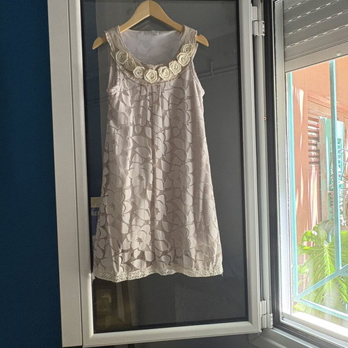 Mini φόρεμα Yazz σαν καινούργιο, μπεζ, δαντέλα με φόδρα και υφασμάτινα τριαντάφυλλα