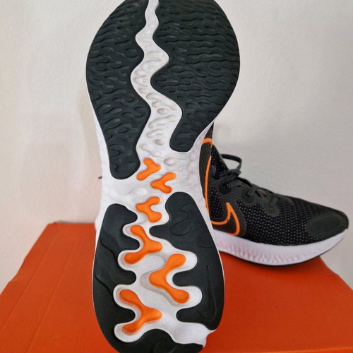 Nike athletic shoes like new, size 42.5, black and orange