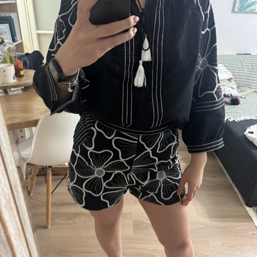 Set shorts and top black and white with embroidered details like new