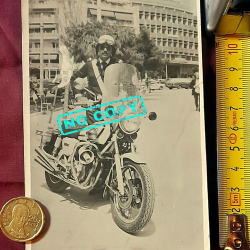Vintage φωτογραφία Έλληνα αστυνομικού Τροχαίας με υπηρεσιακή μοτοσυκλέτα