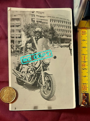 Vintage φωτογραφία Έλληνα αστυνομικού Τροχαίας με υπηρεσιακή μοτοσυκλέτα
