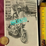 Vintage φωτογραφία Έλληνα αστυνομικού Τροχαίας με υπηρεσιακή μοτοσυκλέτα