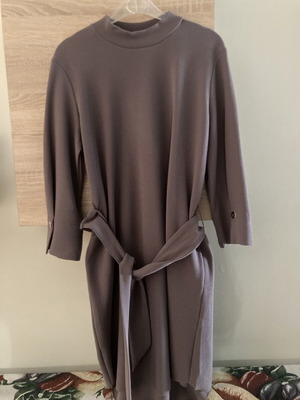 Dress with belt and cuff details, grey and beige