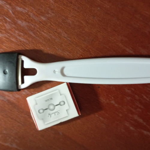 Shaving razor for legs with three blades and spare, like new