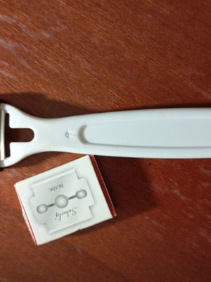 Shaving razor for legs with three blades and spare, like new