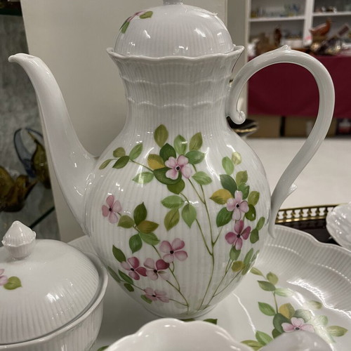 Kaiser porcelain tea set with teapot, milk jug, sugar bowl, tray, cups and saucers