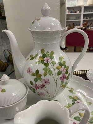 Kaiser porcelain tea set with teapot, milk jug, sugar bowl, tray, cups and saucers