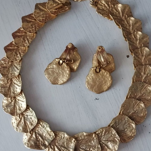 Metal gold-plated vintage jewelry set used