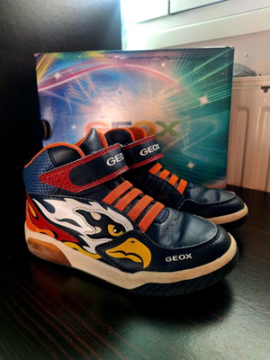 Geox kids athletic boots with lights used, size 31