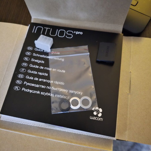 Wecom Intuos Pro Small graphic tablet like new with pen and accessories