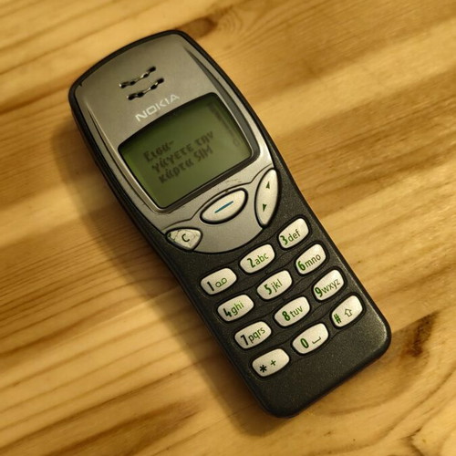 Nokia 3210 mobile phone with charger