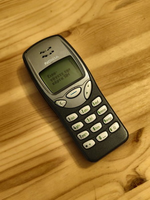 Nokia 3210 mobile phone with charger
