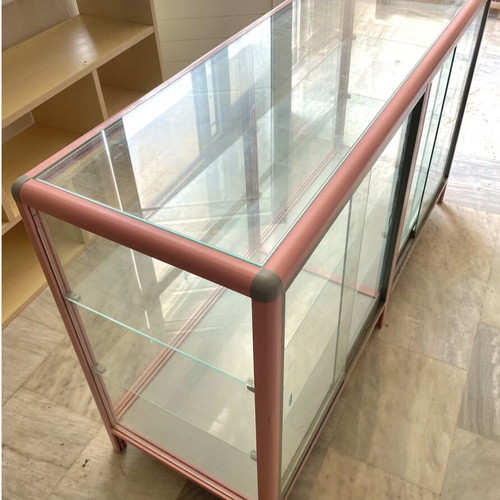 Professional store display case like new, metal frame pink