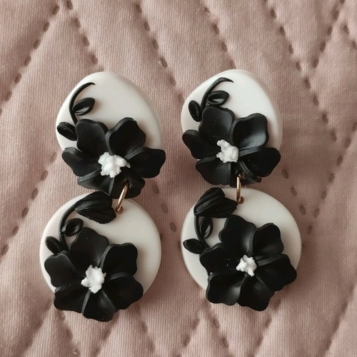 Earrings with flowers like new, black and white plastic