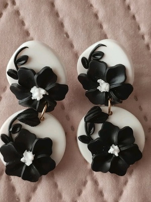 Earrings with flowers like new, black and white plastic