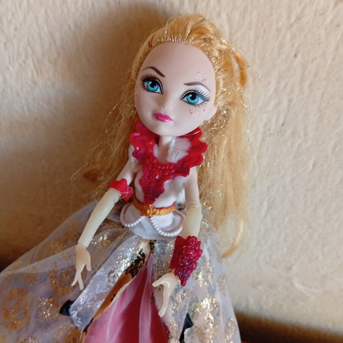 Ever After High Thronecoming Apple White doll used, collectible