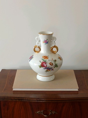 Mulder & Zoon B.V. vase used, porcelain with gold details