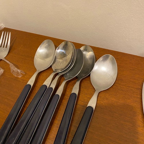 Cutlery set new with 4 small forks, 6 large knives, 6 large spoons, 4 large forks, 6 small spoons