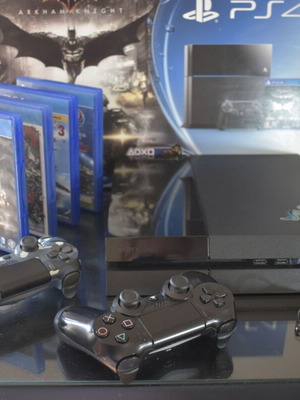 PlayStation 4 (PS4) σαν καινούργιο με 2 χειριστήρια και 4 παιχνίδια, 500GB