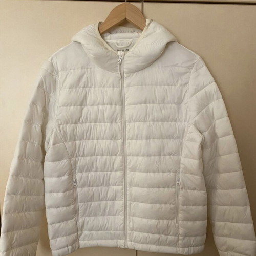 Pull & Bear puffer jacket with hood like new, size L, white